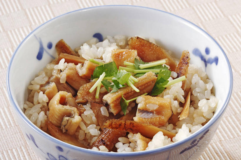 米饭,鳗鱼,无人,横图,俯视,室内,特写,白天,烹饪,餐桌,桌子,鳗鲡,蔬菜,叶子,阴影,新鲜,反射,影子,陶瓷,肉,鱼肉,日本料理,料理,食品,绿叶,陶瓷制品,饭,菜肴,美食,肉类,食物,一个,容器,碗,日式料理,日式,嫩叶,摄影,鳗鱼饭,佳肴,有机食品,绿色食品,影棚,单个,餐台,储藏,五谷,储存,肉食,河鳗,白鳗,青鳝,风馒,叶,叶片,白鳝,彩图,高角度拍摄,影棚拍摄,拍摄,贮存