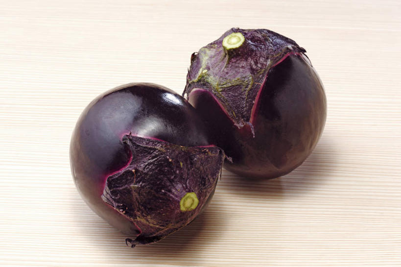 无人,横图,俯视,室内,特写,白天,餐桌,桌子,茄子,蔬菜,阴影,新鲜,反射,影子,食品,食物,两个,紫色,摄影,有机食品,绿色食品,影棚,餐台,紫茄子,落苏,酪酥,昆仑瓜,矮瓜,彩图,高角度拍摄,影棚拍摄,拍摄