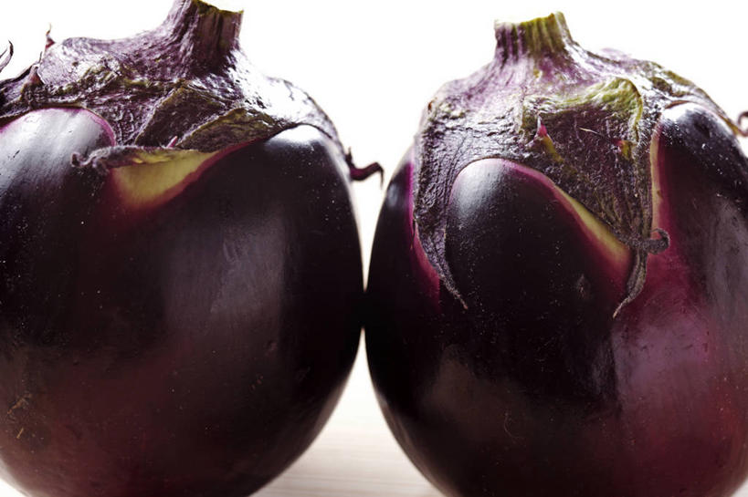 无人,横图,俯视,室内,特写,白天,白色背景,餐桌,桌子,茄子,蔬菜,阴影,新鲜,反射,影子,食品,食物,两个,紫色,摄影,有机食品,绿色食品,影棚,餐台,紫茄子,落苏,酪酥,昆仑瓜,矮瓜,彩图,高角度拍摄,影棚拍摄,拍摄