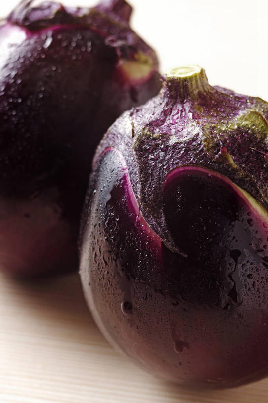 无人,竖图,俯视,室内,特写,白天,白色背景,餐桌,桌子,茄子,蔬菜,阴影,新鲜,反射,影子,食品,食物,两个,紫色,摄影,有机食品,绿色食品,影棚,餐台,紫茄子,落苏,酪酥,昆仑瓜,矮瓜,彩图,高角度拍摄,影棚拍摄,拍摄