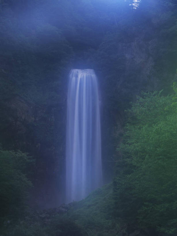 无人,竖图,室外,白天,正面,旅游,度假,石头,美景,瀑布,山,山脉,树林,水,植物,雾,长野县,日本,亚洲,飞溅,朦胧,模糊,溅,石子,液体,景观,山峰,水滴,山峦,娱乐,水珠,树,树木,绿色,自然,群山,享受,休闲,景色,放松,生长,成长,迷雾,喷洒,自然风光,东亚,本州,本州岛,日本国,中部地方,长野,跌水,石块,岩石,大雾,彩图,下伊那郡,平谷村