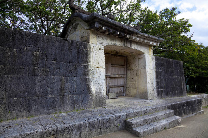 无人,家,横图,室外,白天,仰视,旅游,度假,植物,标志建筑,地标,建筑,日本,亚洲,阴影,光线,瓦片,影子,房屋,墙,屋子,云,云朵,云彩,瓦,娱乐,建设,冲绳,那霸,首里城,楼房,墙壁,墙面,住宅,树,树木,蓝色,绿色,白云,蓝天,天空,阳光,自然,天,享受,休闲,旅游胜地,放松,建造,生长,晴朗,成长,冲绳县,东亚,屋瓦,琉球群岛,日本国,九州地方,县厅,那霸市,晴空,彩图,低角度拍摄,房子,首里,园比屋武御岳