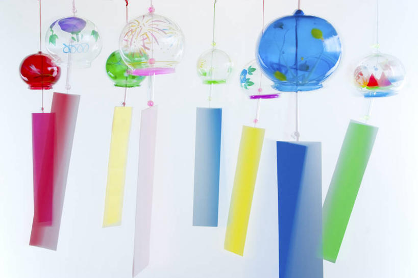 无人,横图,室内,特写,白天,白色背景,正面,幸福,运气,静物,风铃,一排,许多,吊挂,悬挂,整齐,很多,挂,排列,祈祷,祈福,警示,许愿,摄影,影棚,祈求,吉祥,平和,队列,问候,警惕,思念,想念,玉振,幸运,占风铎,彩图,影棚拍摄,拍摄