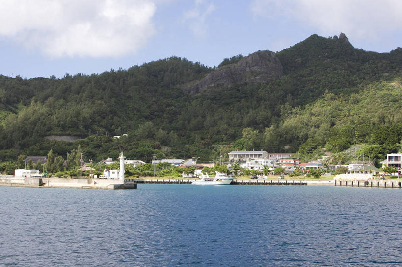 无人,家,横图,室外,白天,正面,旅游,度假,岛屿,海浪,海洋,石头,美景,森林,山,山脉,树林,植物,轮船,船,东京,日本,亚洲,阴影,光线,石子,影子,房屋,屋子,岛,景观,浪花,山顶,山峰,云,云朵,山峦,云彩,娱乐,楼房,住宅,树,树木,蓝色,绿色,白云,蓝天,天空,阳光,自然,海水,交通工具,群山,天,享受,休闲,景色,放松,生长,晴朗,成长,自然风光,载具,海景,东亚,沉积岩,本州,关东地方,本州岛,日本国,东京都,颠峰,极峰,小笠原群岛,水成岩,父岛列岛,大海,风浪,海,海水的波动,近岸浪,列岛,群岛,石块,岩石,涌浪,诸岛,晴空,彩图,房子