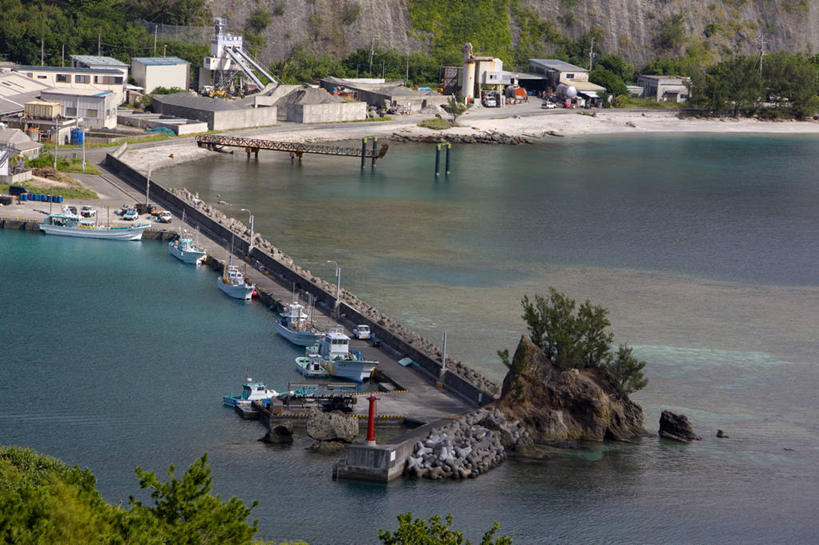 无人,家,码头,横图,俯视,室外,白天,旅游,度假,海浪,海洋,石头,美景,沙滩,山,山脉,植物,港口,船,东京,日本,亚洲,阴影,光线,沙子,石子,影子,房屋,屋子,海岸,景观,浪花,山峰,游艇,沙地,山峦,娱乐,楼房,住宅,树,树木,绿色,阳光,自然,海水,交通工具,群山,享受,休闲,景色,放松,生长,成长,自然风光,载具,海景,东亚,沉积岩,游艇码头,本州,关东地方,本州岛,日本国,东京都,小笠原群岛,水成岩,父岛列岛,大海,风浪,海,海水的波动,海滩,近岸浪,石块,岩石,涌浪,彩图,高角度拍摄,房子,摆渡口,埠头,渡口,渡头,港湾,海港,口岸