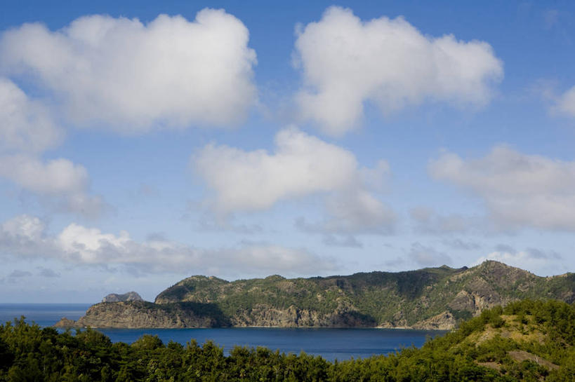 无人,横图,室外,白天,正面,旅游,度假,草地,草坪,海浪,海洋,石头,美景,山,山脉,植物,东京,日本,亚洲,阴影,光线,石子,影子,景观,浪花,山顶,山峰,云,云朵,山峦,云彩,娱乐,草,蓝色,绿色,白云,蓝天,天空,阳光,自然,海水,群山,天,享受,休闲,景色,放松,晴朗,自然风光,海景,东亚,沉积岩,本州,关东地方,本州岛,日本国,东京都,颠峰,极峰,小笠原群岛,水成岩,父岛列岛,大海,风浪,海,海水的波动,近岸浪,石块,岩石,涌浪,晴空,彩图