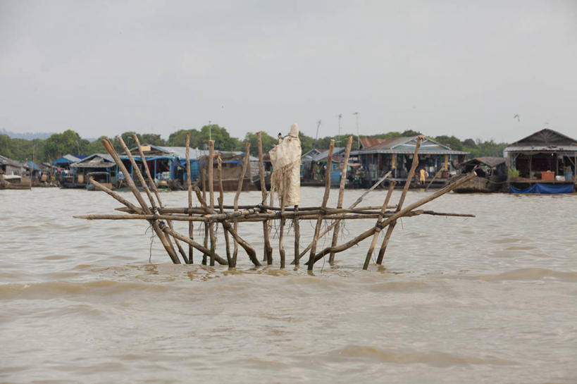 无人,家,横图,室外,白天,正面,旅游,度假,湖,湖泊,美景,水,植物,柬埔寨,亚洲,阴影,波纹,光线,影子,房屋,屋子,湖面,景观,水流,水面,涟漪,娱乐,楼房,住宅,树,树木,蓝色,绿色,倒影,蓝天,水纹,天空,阳光,自然,波浪,湖水,天,享受,休闲,景色,放松,东南亚,生长,晴朗,成长,倒映,自然风光,万里无云,高棉,柬埔寨王国,水晕,吉蔑,洞里萨湖,反照,晴空,晴空万里,彩图,房子