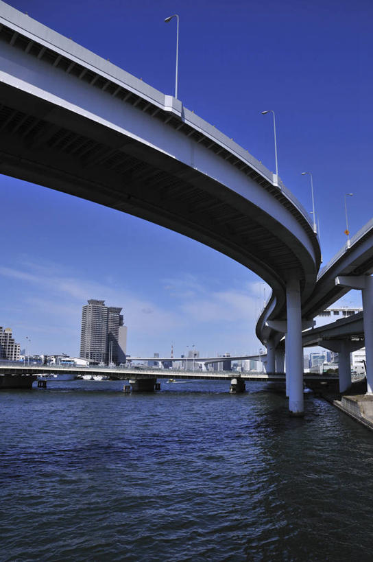 无人,高楼大厦,竖图,室外,白天,仰视,度假,河流,美景,水,城市风光,城市,大桥,大厦,建筑,立交桥,摩天大楼,桥梁,东京,日本,亚洲,阴影,波纹,光线,影子,河水,景观,水流,云,云朵,高架,斜拉桥,桥,涟漪,江东区,云彩,娱乐,建设,蓝色,白云,倒影,蓝天,水纹,天空,阳光,波浪,天,享受,休闲,景色,放松,晴朗,倒映,东亚,本州,关东地方,本州岛,日本国,东京都,水晕,反照,晴空,彩图,低角度拍摄,大楼,高层建筑,高楼,摩天楼,有明