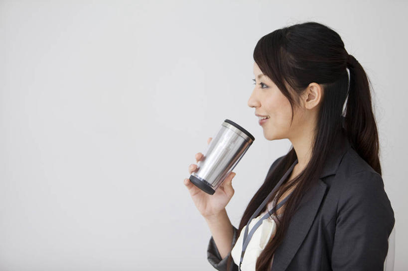 东方人,一个人,商务人士,商务女性,站,笑,微笑,露齿笑,横图,室内,白色背景,侧面,杯子,金属制品,亚洲,仅一个年轻女性,仅一个女性,仅一个人,握,套装,金属,拿,拿着,注视,黄种人,标识,吊牌,胸牌,天,观察,看,站着,握着,摄影,影棚,观看,察看,徽章,关注,保温杯,商务装,身份,保温,工薪阶层,胸章,胸卡,编号牌,雕刻牌,工号牌,胸号牌,胸徽,员工牌,年轻女性,女人,女性,亚洲人,白领,上班族,站立,半身,彩图,影棚拍摄,拍摄