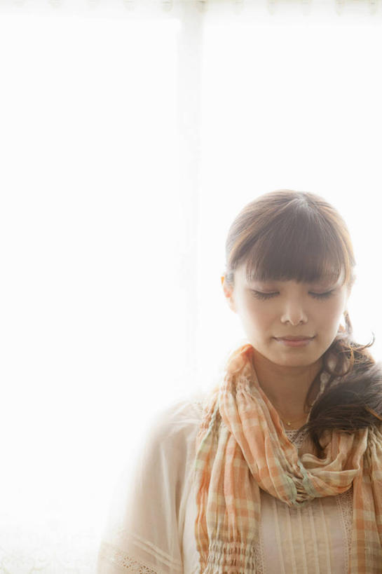 东方人,一个人,闭眼,竖图,室内,白天,正面,亚洲,仅一个年轻女性,仅一个女性,仅一个人,服装,装饰,丝巾,休闲装,黄种人,衣服,休闲,休闲服,服饰,华丽,点缀,衬托,美观,雅致,雅观,年轻女性,女人,女性,亚洲人,闭眼睛,闭着眼,闭着眼睛,半身,彩图