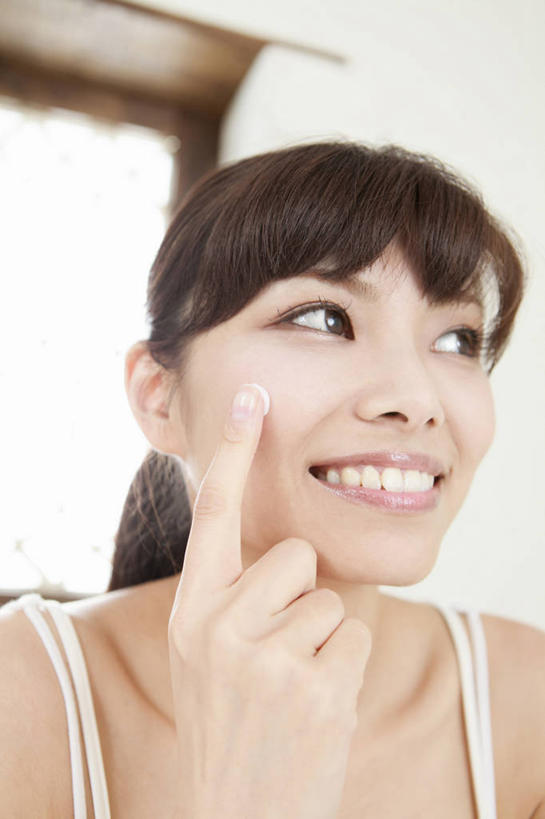 东方人,脸,头,脸颊,手,一个人,笑,微笑,露齿笑,竖图,室内,特写,白天,仰视,化妆,美容,窗户,吊带,亚洲,仅一个年轻女性,仅一个女性,仅一个人,擦,抚摸,护肤,服装,美白,墙,注视,吊带衫,黄种人,肩膀,玻璃窗,墙壁,墙面,衣服,白色,观察,看,保养,享受,休闲,手部,面霜,放松,擦拭,保健,服饰,观看,保湿,单手,察看,滋润,乳液,衣着,护肤品,穿着,关注,护肤用品,舒缓,养颜,控油,紧肤,嫩肤,抗衰,再生,增白,补水,祛斑,抗皱,防皱,除皱,去皱,衣饰,揩擦,拭,年轻女性,女人,女性,亚洲人,头部,脸部,脸蛋,面部,半身,彩图,低角度拍摄,轻抚