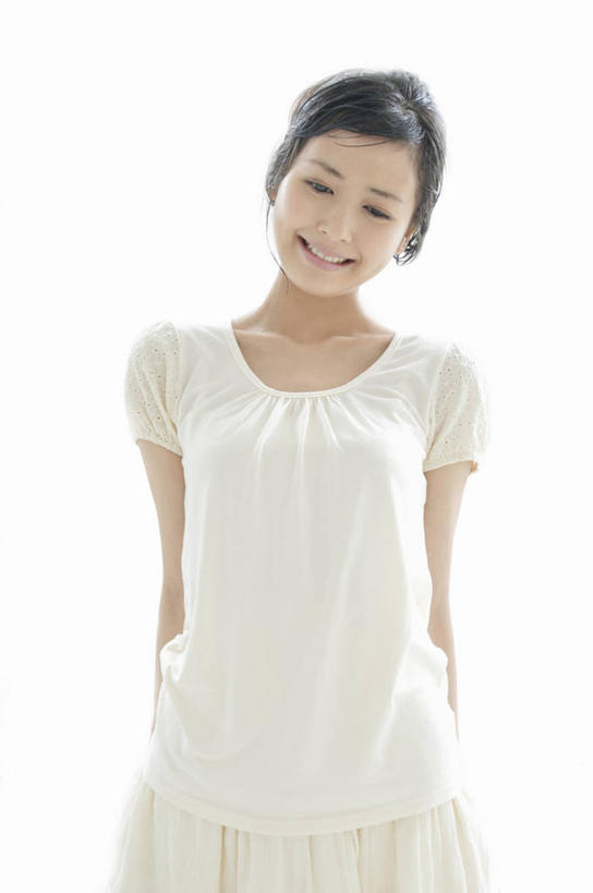 东方人,一个人,站,笑,微笑,露齿笑,竖图,室内,白天,白色背景,正面,亚洲,仅一个年轻女性,仅一个女性,仅一个人,阴影,服装,反射,影子,注视,休闲装,黄种人,衣服,白色,低头,观察,看,站着,休闲,休闲服,摄影,服饰,影棚,观看,察看,关注,害臊,含羞,怕羞,害羞,年轻女性,女人,女性,亚洲人,站立,半身,彩图,影棚拍摄,拍摄