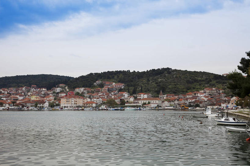 无人,家,横图,室外,白天,正面,旅游,度假,海浪,海洋,美景,山,山脉,城市风光,城市,建筑,克罗地亚,阴影,光线,影子,房屋,屋子,景观,浪花,山峰,云,云朵,公寓,建筑群,山峦,云彩,娱乐,建设,洋房,楼房,住宅,蓝色,白云,蓝天,天空,阳光,海水,群山,天,享受,休闲,景色,放松,晴朗,海景,克罗地亚共和国,达尔马提亚,达尔马提亚群岛,大海,风浪,海,海水的波动,近岸浪,涌浪,晴空,彩图,房子,特罗吉尔