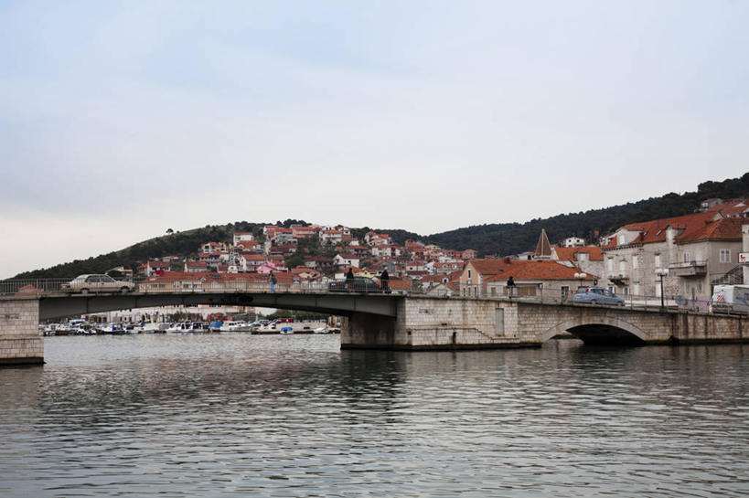 无人,家,横图,室外,白天,正面,度假,海浪,海洋,石头,美景,山,山脉,城市风光,城市,克罗地亚,阴影,光线,石子,影子,房屋,屋子,景观,浪花,山峰,公寓,桥,山峦,娱乐,石桥,洋房,楼房,拱桥,住宅,栈桥,蓝色,蓝天,天空,阳光,海水,群山,天,享受,休闲,景色,放松,拱形,晴朗,人行桥,石拱桥,海景,万里无云,克罗地亚共和国,达尔马提亚,达尔马提亚群岛,大海,风浪,海,海水的波动,近岸浪,石块,涌浪,晴空,晴空万里,彩图,房子,特罗吉尔