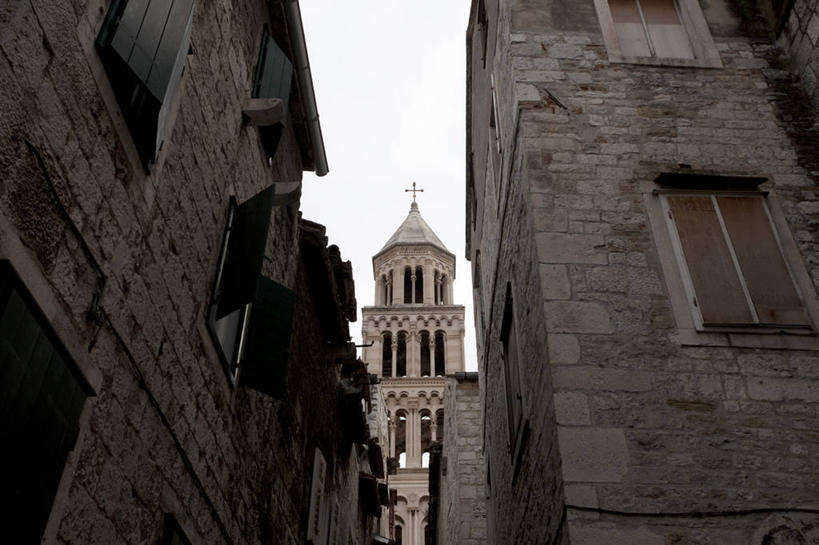 无人,家,宫殿,横图,室外,白天,仰视,旅游,度假,名胜古迹,窗户,标志建筑,地标,建筑,欧洲,克罗地亚,遗迹,百叶窗,房屋,墙,屋子,古迹,文物,娱乐,建设,古建筑,楼房,墙壁,墙面,住宅,天空,天,享受,休闲,旅游胜地,放松,古文明,首府,克罗地亚共和国,斯普利特,戴克里先宫,斯普利特.达尔马提亚县,彩图,低角度拍摄,房子