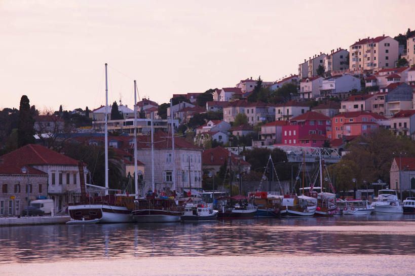 无人,家,码头,横图,室外,白天,正面,旅游,度假,日出,美景,太阳,植物,城市风光,城市,港口,建筑,船,欧洲,克罗地亚,许多,停靠,房屋,屋子,景观,公寓,建筑群,游艇,朝霞,晨曦,黎明,娱乐,建设,洋房,楼房,住宅,树,树木,绿色,阳光,自然,交通工具,享受,休闲,景色,放松,生长,成长,停泊,载具,游艇码头,首府,杜布罗夫尼克,克罗地亚共和国,拉古萨,达尔马提亚,达尔马提亚群岛,朝阳,彩图,卯时,破晓,日始,房子,摆渡口,埠头,渡口,渡头,港湾,海港,口岸,杜布罗夫尼克.内雷特瓦县