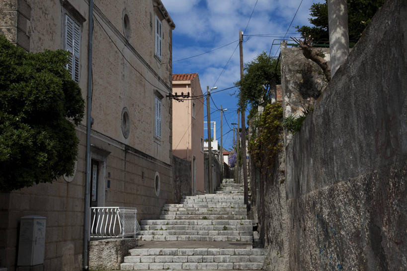 无人,家,横图,室外,白天,正面,度假,美景,植物,楼梯,城市风光,城市,欧洲,克罗地亚,阴影,电力,光线,电线,电线杆,线,影子,房屋,阶梯,墙,屋子,景观,云,云朵,公寓,电能,线路,云彩,娱乐,洋房,楼房,墙壁,墙面,台阶,住宅,树,树木,蓝色,绿色,白云,蓝天,天空,阳光,自然,天,享受,休闲,景色,放松,生长,晴朗,成长,电,电源,能量,首府,杜布罗夫尼克,克罗地亚共和国,拉古萨,达尔马提亚,达尔马提亚群岛,晴空,彩图,房子,杜布罗夫尼克.内雷特瓦县