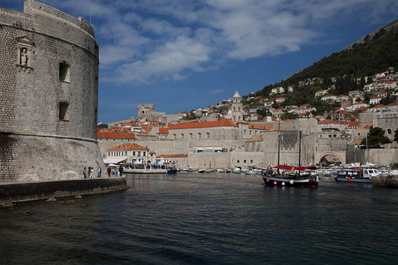 无人,家,码头,横图,室外,白天,正面,旅游,度假,美景,山,山脉,树林,植物,城市风光,城市,港口,建筑,船,欧洲,克罗地亚,停靠,阴影,光线,影子,房屋,墙,屋子,景观,山峰,云,云朵,公寓,建筑群,游艇,山峦,云彩,娱乐,建设,洋房,楼房,墙壁,墙面,住宅,树,树木,蓝色,绿色,白云,蓝天,天空,阳光,自然,交通工具,群山,天,享受,休闲,景色,放松,生长,晴朗,成长,停泊,载具,游艇码头,首府,杜布罗夫尼克,克罗地亚共和国,拉古萨,达尔马提亚,达尔马提亚群岛,晴空,彩图,房子,摆渡口,埠头,渡口,渡头,港湾,海港,口岸,杜布罗夫尼克.内雷特瓦县