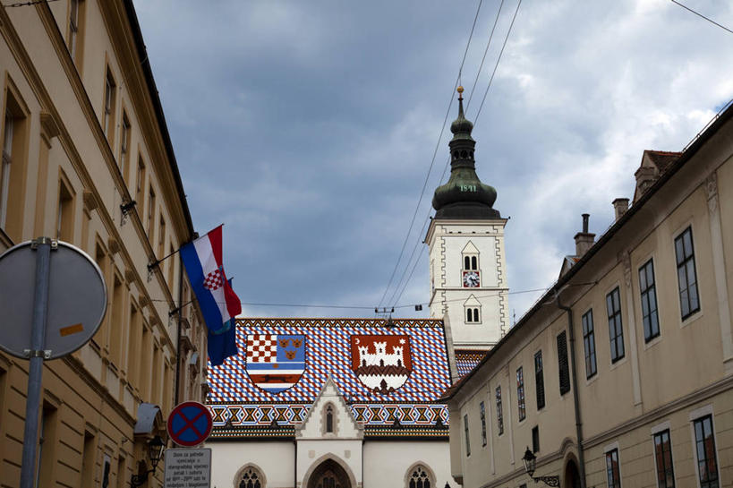 无人,家,教堂,横图,室外,白天,仰视,旅游,度假,窗户,标志建筑,地标,建筑,旗帜,欧洲,克罗地亚,一排,许多,节日,整齐,并列,并排,房屋,屋子,乌云,云,阴天,云朵,公寓,首都,很多,云彩,文化,娱乐,旗子,建设,洋房,楼房,玻璃窗,住宅,排列,天空,天,祈祷,享受,休闲,健康,旅游胜地,放松,许愿,宗教,信仰,纪念,祈求,徽章,昏暗,基督教,阴沉,队列,天主教,平行,信念,旌旗,旗号,克罗地亚共和国,圣马可广场,萨格勒布,平安,彩图,低角度拍摄,房子,大教堂,礼拜堂,圣马可教堂