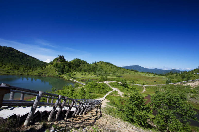 无人,公园,栏杆,横图,室外,白天,正面,旅游,度假,草地,草坪,湖,湖泊,美景,树林,水,植物,道路,路,日本,亚洲,阴影,光线,影子,池塘,湖面,景观,水池,水流,水面,云,云朵,围栏,小路,交通,云彩,娱乐,护栏,草,树,树木,蓝色,绿色,白云,蓝天,天空,阳光,自然,湖水,天,享受,休闲,景色,放松,生长,晴朗,成长,自然风光,东亚,本州,关东地方,本州岛,日本国,群马,群马县,国立公园,晴空,彩图,草津白根山,上信越高原国立公园