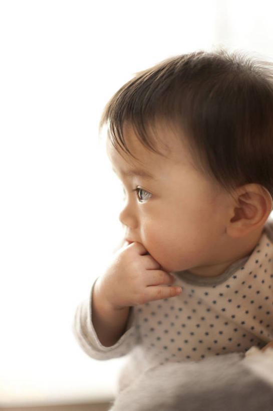 东方人,婴儿,儿童,一个人,竖图,室内,白天,正面,婴儿服装,纯洁,窗户,亚洲,仅一个人,阴影,服装,朦胧,模糊,反射,影子,扭头,注视,休闲装,黄种人,玻璃窗,小孩,衣服,观察,看,转头,休闲,休闲服,可爱,服饰,活泼,观看,察看,叼,关注,叼着,宝宝,吸吮,纯真,烂漫,无邪,伶俐,天真,亚洲人,孩子,半身,彩图,婴儿服