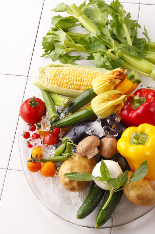 无人,竖图,俯视,室内,特写,白天,玉米,黄瓜,辣椒,芦笋,茄子,蔬菜,土豆,西红柿,小番茄,餐具,一堆,许多,阴影,堆叠,堆积,新鲜,透明,反射,棒子,瓷砖,地砖,碟子,盘,影子,冰,菌菇,玉蜀黍,冰块,食品,西葫芦,地面,很多,菌类,冷冻,食物,一个,黄色,红色,紫色,盘子,碟,白瓜,食用菌,寒冷,有机食品,绿色食品,冷藏,单个,堆,苞米,冰冷,真菌,苞芦,彩椒,辣角,红海椒,大椒,辣虎,广椒,苞谷,馍馍蛋,笋瓜,北瓜,茭瓜,包谷,大蜀黍,番麦,薏米包,玉高粱,玉麦,珍珠米,保鲜,白蘑,口蘑,云盘蘑,小西红柿,樱桃小番茄,珍珠小番茄,猪尾巴,樱桃番茄,药鸡豆子,洋芋,洋柿子,甜椒,柿子椒,石刁柏,圣女果,山药蛋,青瓜,蚂蚁杆,马铃薯,落苏,龙须菜,酪酥,狼尾巴根,辣子,昆仑瓜,胡瓜,海椒,柑仔蜜,番茄,番椒,灯笼椒,臭柿,矮瓜,彩图,高角度拍摄,六月柿,喜报三元