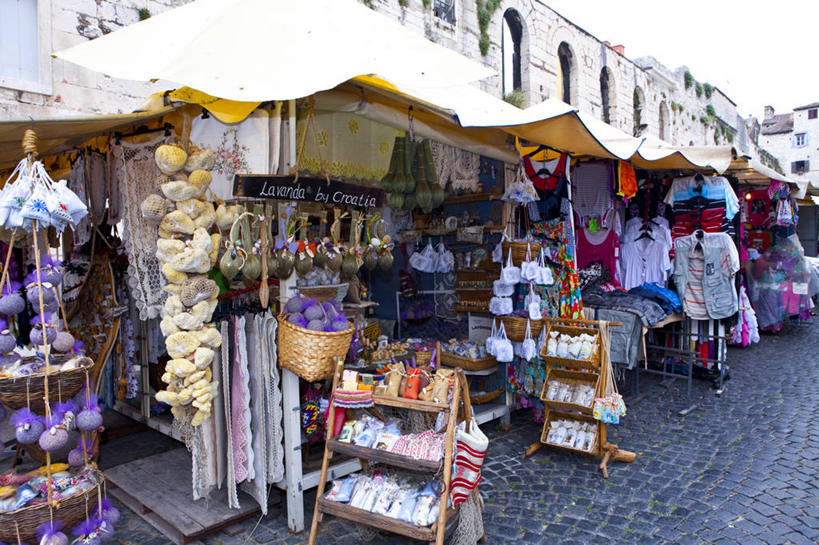 无人,家,商店,横图,室外,白天,正面,购物,度假,消费,美景,城市风光,超市,城市,欧洲,克罗地亚,房屋,屋子,景观,公寓,娱乐,洋房,楼房,货架,架子,住宅,享受,休闲,景色,放松,金融,百货,服装店,陈列架,选购,贸易,百货公司,服饰店,首府,血拼,超市货架,克罗地亚共和国,斯普利特,戴克里先宫,斯普利特.达尔马提亚县,彩图,房子,购物商场,购物中心,商业中心