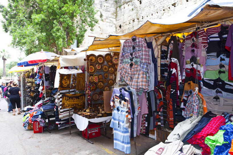 无人,商店,横图,室外,白天,正面,度假,美景,植物,城市风光,城市,欧洲,克罗地亚,伞,雨伞,遮阳伞,景观,娱乐,阳伞,商铺,货架,架子,树,树木,绿色,自然,享受,休闲,景色,放松,生长,成长,太阳伞,陈列架,首府,超市货架,市肆,商号,克罗地亚共和国,斯普利特,戴克里先宫,斯普利特.达尔马提亚县,彩图,店铺