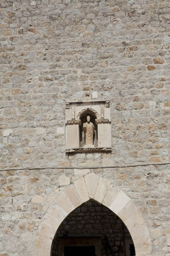 西方人,一个人,无人,站,竖图,室外,白天,仰视,民族服装,旅游,度假,标志建筑,地标,建筑,雕塑,欧洲,克罗地亚,欧洲人,仅一个男性,仅一个人,仅一个中年男性,艺术,装饰,雕刻,雕像,墙,拱门,注视,娱乐,建设,石雕,墙壁,墙面,工艺品,观察,看,站着,享受,休闲,旅游胜地,放松,观看,纪念,美术,察看,关注,主题,陈列,首府,功能,美学,杜布罗夫尼克,克罗地亚共和国,拉古萨,达尔马提亚,达尔马提亚群岛,男人,男性,中年男性,白种人,站立,彩图,低角度拍摄,全身,传统服装,民俗服,杜布罗夫尼克.内雷特瓦县