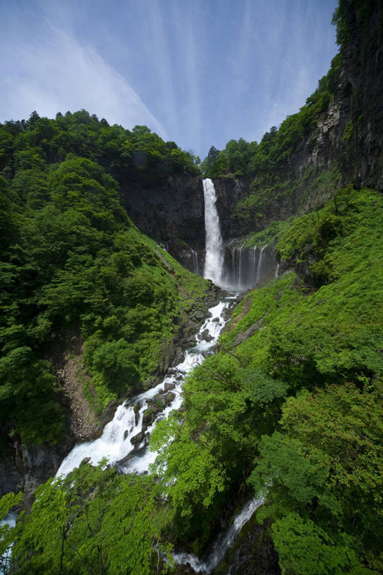 无人,公园,竖图,室外,白天,仰视,旅游,度假,石头,美景,瀑布,森林,山,山脉,树林,水,峡谷,植物,日光,日本,亚洲,阴影,飞溅,溅,光线,石子,液体,影子,景观,山峰,水滴,云,云朵,山谷,山峦,云彩,娱乐,水珠,树,树木,蓝色,绿色,白云,蓝天,天空,阳光,自然,群山,天,享受,休闲,景色,放松,生长,晴朗,成长,岩层,喷洒,自然风光,东亚,本州,关东地方,本州岛,日本国,栃木,栃木县,群马,群马县,福岛,福岛县,日光市,日光国立公园,华严瀑布,跌水,石块,岩石,晴空,彩图,低角度拍摄