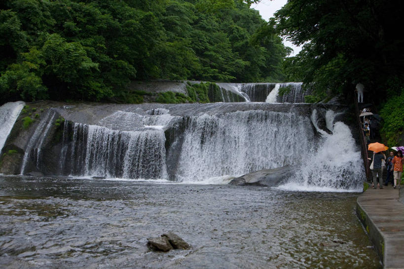无人,横图,室外,白天,正面,旅游,度假,河流,美景,瀑布,树林,水,植物,照明,日本,亚洲,飞溅,溅,木板,液体,河水,景观,水滴,水流,桥,灯光,木桥,娱乐,栈桥,灯,水珠,树,树木,绿色,小溪,自然,灯具,溪水,享受,休闲,景色,放松,生长,成长,人行桥,木板桥,照亮,照明设备,喷洒,自然风光,东亚,本州,本州岛,日本国,宫城,宫城县,东北地方,跌水,彩图,石灯