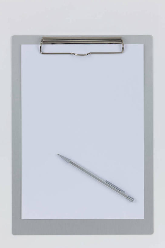 无人,竖图,俯视,室内,特写,白天,白色背景,静物,阴影,反射,笔,影子,纸,办公用品,纸张,水笔,文具,灰色,学习用品,摄影,影棚,A4纸,文具用品,一支,记录板,记事板,彩图,高角度拍摄,影棚拍摄,拍摄,16开