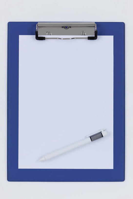 无人,竖图,俯视,室内,特写,白天,白色背景,静物,阴影,反射,笔,影子,纸,办公用品,圆珠笔,纸张,文具,蓝色,学习用品,摄影,影棚,A4纸,文具用品,记录板,记事板,彩图,高角度拍摄,影棚拍摄,拍摄,16开