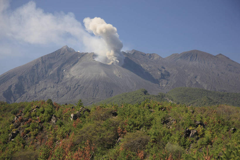 无人,横图,俯视,航拍,室外,白天,旅游,度假,火山,石头,美景,山,山脉,鹿儿岛,日本,亚洲,阴影,光线,石子,影子,景观,山峰,云,云朵,山峦,喷发,云彩,娱乐,蓝色,白云,蓝天,天空,阳光,自然,群山,天,享受,休闲,景色,放松,晴朗,鸟瞰,自然风光,爆发,火山爆发,火山喷发,东亚,日本国,九州本岛,九州,九州岛,九州地方,鹿儿岛县,暴发,地壳运动,地质现象,活火山,石块,岩石,晴空,彩图,高角度拍摄