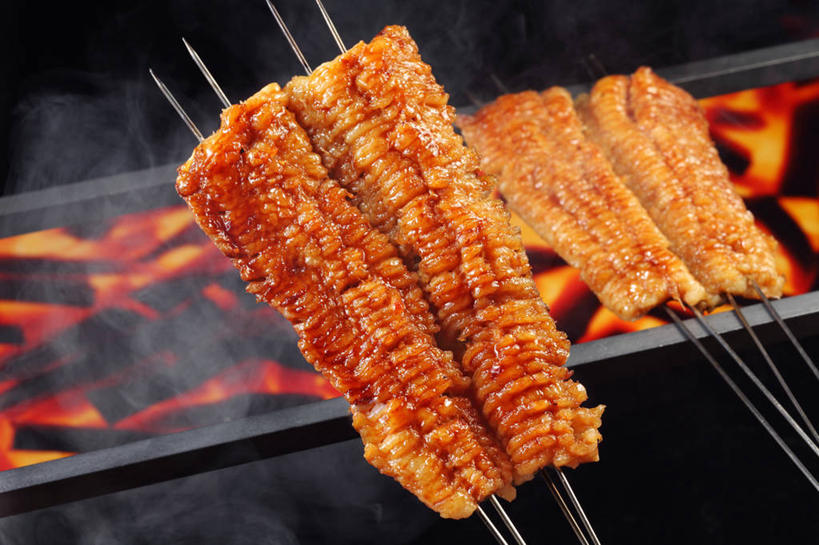 鳗鱼,无人,横图,俯视,室内,特写,白天,烹饪,烧烤,热情,煤炭,雾,鳗鲡,火,金属制品,阴影,沸腾,朦胧,模糊,反射,金属,蒸汽,火焰,影子,肉,鱼肉,日本料理,料理,食品,烤架,水蒸气,雾气,烤肉,燃烧,菜肴,美食,肉类,竹签,食物,日式料理,日式,铁架,佳肴,能源,气体,燃料,煤,能量,肉食,河鳗,取食签,蒸发,白鳗,青鳝,风馒,煤矿,矿业,化石燃料,照烧,白鳝,彩图,高角度拍摄,照烧鳗鱼