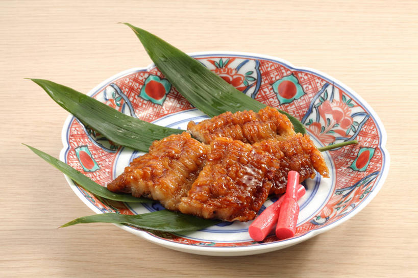 鳗鱼,无人,横图,俯视,室内,特写,白天,烹饪,桌面,桌子,鳗鲡,萝卜,蔬菜,餐具,叶子,阴影,新鲜,反射,木制,碟子,盘,影子,肉,鱼肉,日本料理,料理,食品,绿叶,菜肴,美食,肉类,食物,盘子,木制品,碟,日式料理,日式,嫩叶,佳肴,有机食品,绿色食品,水萝卜,肉食,河鳗,白鳗,青鳝,风馒,照烧,叶,叶片,白鳝,彩图,高角度拍摄,照烧鳗鱼