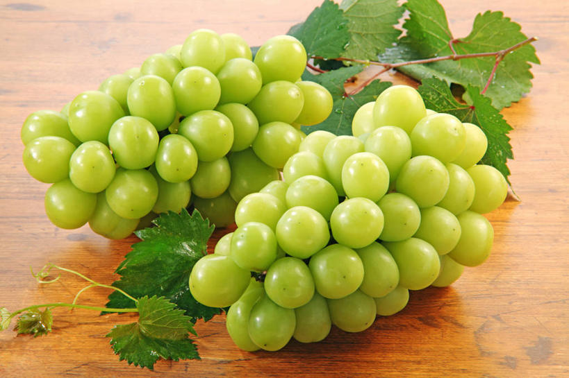 无人,横图,俯视,室内,特写,白天,桌面,桌子,葡萄,水果,叶子,新鲜,木制,生食,食品,果实,绿叶,两串,食物,绿色,木制品,嫩叶,摄影,有机食品,绿色食品,影棚,叶,叶片,山葫芦,蒲桃,草龙珠,彩图,高角度拍摄,影棚拍摄,拍摄,白麝香