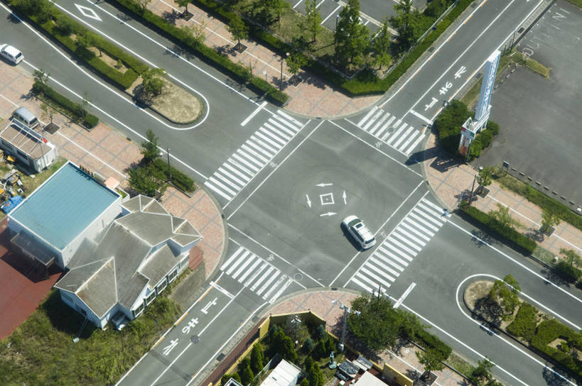 无人,家,横图,俯视,室外,白天,度假,草地,草坪,美景,植物,城市风光,城市,道路,路,人行横道,公路,汽车,日本,亚洲,阴影,光线,影子,房屋,屋子,景观,人行道,十字路口,交通,娱乐,楼房,住宅,车,草,树,树木,绿色,阳光,自然,交通工具,轿车,享受,休闲,景色,放松,生长,成长,载具,人行横道线,东亚,日本国,四国地方,四国,四国岛,香川,香川县,斑马线,马路,彩图,高角度拍摄,房子