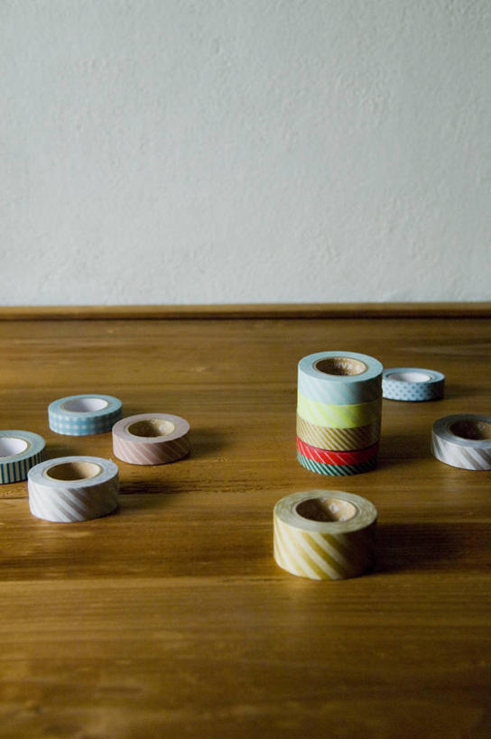 无人,竖图,俯视,室内,特写,白天,安全,地板,静物,许多,墙,防护,地面,很多,木地板,墙壁,墙面,排列,黑色,保护,保险,胶布,保全,周全,安稳,安定,黏胶,摆列,防潮,耐磨,聚氯乙烯,平安,彩图,高角度拍摄,耐酸碱,电工胶布,绝缘胶带,布列,分列