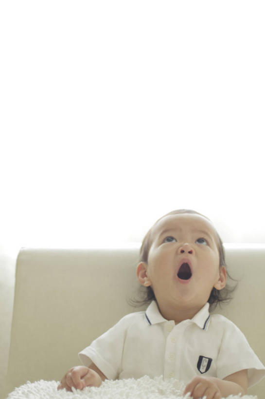 东方人,婴儿,儿童,一个人,客厅,坐,竖图,室内,白天,正面,纯洁,沙发,纺织品,亚洲,仅一个人,服装,装饰,毛毯,毯子,墙,注视,休闲装,黄种人,墙壁,墙面,纺织,小孩,衣服,垫子,观察,看,张嘴,休闲,温暖,休闲服,可爱,服饰,活泼,观看,华丽,修饰,点缀,察看,起居室,关注,宝宝,张大嘴巴,布艺沙发,纯真,烂漫,无邪,衬托,美观,雅致,雅观,呵欠,欠伸,客堂,伶俐,天真,亚洲人,孩子,张开嘴,抬头,仰头,坐着,半身,彩图