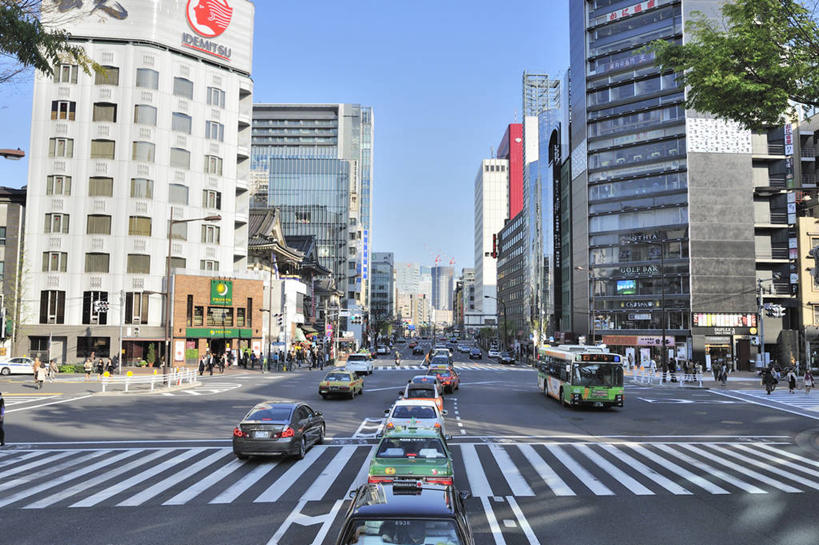 东方人,背部,高楼大厦,站,走,横图,室外,白天,正面,度假,美景,城市风光,城市,大厦,道路,建筑,路,摩天大楼,人行横道,公路,汽车,金属制品,东京,日本,亚洲,行人,游客,游人,阴影,服装,光线,金属,工具,影子,景观,人行道,巴士,交通,许多人,注视,休闲装,黄种人,娱乐,路人,旅客,车,衣服,蓝色,蓝天,天空,阳光,交通工具,轿车,天,观察,看,站着,一群人,享受,休闲,休闲服,景色,放松,服饰,晴朗,观看,挖掘,察看,锄,锄头,关注,载具,人行横道线,东亚,农具,本州,万里无云,关东地方,本州岛,日本国,东京都,耕具,开掘,发掘,过客,开垦,筑地,筑地市场,男人,男性,年轻男性,年轻女性,女人,女性,中年男性,中年女性,亚洲人,晴空,晴空万里,斑马线,马路,步行,散步,站立,走路,半身,彩图,大楼,高层建筑,高楼,摩天楼