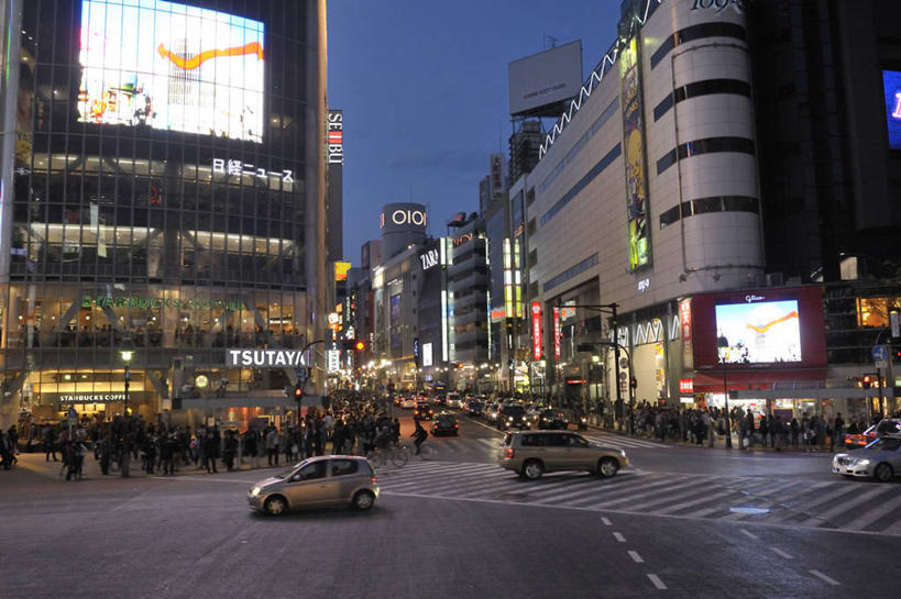 东方人,高楼大厦,站,走,横图,室外,夜晚,正面,度假,显示器,美景,城市风光,城市,大厦,道路,建筑,路,摩天大楼,人行横道,夜景,指示牌,公路,汽车,照明,东京,日本,亚洲,行人,服装,装饰,标志,屏幕,文字,景观,人行道,灯光,分界线,停车线,交通,许多人,注视,休闲装,旋转,黄种人,娱乐,标识,显示屏,路人,车,灯,衣服,蓝色,蓝天,天空,灯具,交通工具,轿车,天,观察,看,站着,一群人,享受,休闲,休闲服,景色,放松,服饰,观看,车行道,车行道分界线,华丽,修饰,照亮,点缀,察看,照明设备,关注,载具,标线,人行横道线,输出设备,东亚,车行线,本州,关东地方,本州岛,日本国,东京都,衬托,美观,雅致,雅观,涩谷,涉谷,涩谷区,过客,效果灯,男人,男性,年轻男性,年轻女性,女人,女性,亚洲人,斑马线,马路,步行,散步,站立,走路,半身,彩图,大楼,高层建筑,高楼,摩天楼