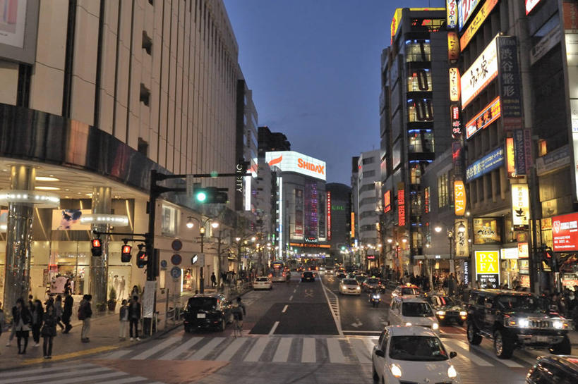 东方人,高楼大厦,站,走,横图,室外,夜晚,正面,度假,安全,美景,城市风光,城市,大厦,道路,建筑,路,摩天大楼,夜景,指示牌,公路,汽车,照明,东京,日本,亚洲,行人,服装,装饰,标志,文字,景观,红绿灯,灯光,分界线,停车线,信号灯,交通,许多人,注视,休闲装,旋转,黄种人,娱乐,标识,路人,车,灯,衣服,蓝色,蓝天,天空,灯具,交通工具,轿车,天,观察,看,站着,一群人,享受,休闲,休闲服,景色,放松,警示,服饰,车尾灯,观看,车行道,车行道分界线,华丽,修饰,照亮,点缀,察看,照明设备,关注,提示,载具,标线,流通,东亚,车行线,交通信号灯,本州,行人信号灯,关东地方,本州岛,日本国,东京都,衬托,美观,雅致,雅观,涩谷,涉谷,涩谷区,过客,效果灯,男人,男性,年轻男性,年轻女性,女人,女性,中年男性,中年女性,亚洲人,马路,步行,散步,站立,走路,半身,彩图,大楼,高层建筑,高楼,摩天楼