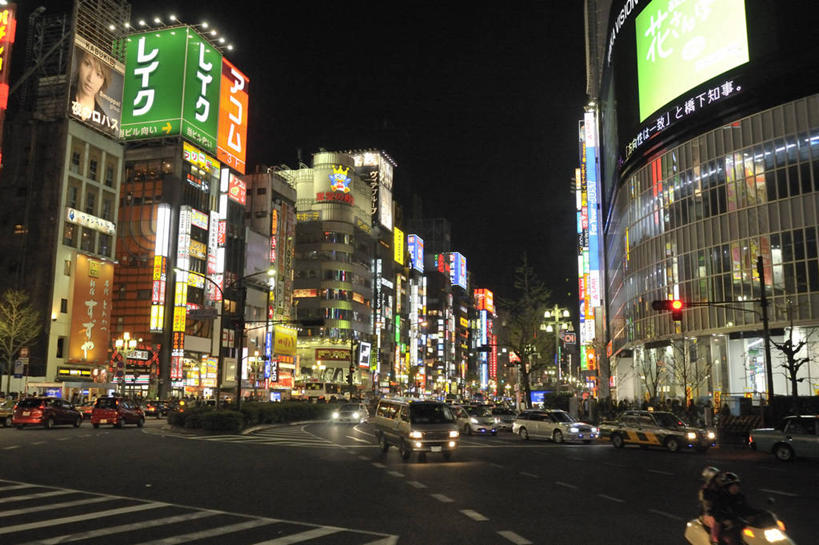 东方人,高楼大厦,站,走,横图,室外,夜晚,正面,度假,美景,城市风光,城市,大厦,道路,建筑,路,路灯,摩天大楼,人行横道,夜景,指示牌,公路,汽车,照明,东京,日本,亚洲,许多,行人,服装,装饰,标志,文字,景观,人行道,灯光,分界线,停车线,交通,很多,许多人,注视,休闲装,旋转,黄种人,娱乐,标识,路人,车,灯,衣服,灯具,交通工具,轿车,观察,看,站着,一群人,享受,休闲,休闲服,景色,放松,服饰,观看,车灯,车行道,车行道分界线,华丽,修饰,照亮,点缀,察看,照明设备,关注,载具,标线,人行横道线,东亚,车行线,本州,关东地方,本州岛,日本国,东京都,衬托,美观,雅致,雅观,过客,效果灯,男人,男性,年轻男性,年轻女性,女人,女性,亚洲人,斑马线,马路,步行,散步,站立,走路,半身,彩图,大楼,高层建筑,高楼,摩天楼