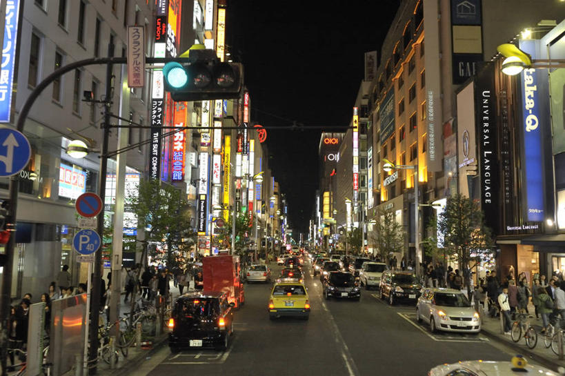 东方人,高楼大厦,站,走,横图,室外,夜晚,正面,度假,安全,美景,城市风光,城市,大厦,道路,建筑,路,摩天大楼,夜景,公路,汽车,照明,东京,日本,亚洲,一排,许多,行人,游客,游人,服装,整齐,装饰,景观,红绿灯,灯光,分界线,停车线,信号灯,交通,新宿,很多,许多人,注视,休闲装,旋转,黄种人,娱乐,路人,旅客,车,灯,排列,衣服,灯具,交通工具,轿车,观察,看,站着,一群人,享受,休闲,休闲服,景色,放松,警示,服饰,观看,车行道,车行道分界线,华丽,修饰,照亮,点缀,察看,照明设备,队列,关注,提示,载具,标线,流通,东亚,车行线,交通信号灯,本州,行人信号灯,关东地方,本州岛,日本国,东京都,新宿区,衬托,美观,雅致,雅观,县厅,东京市,过客,效果灯,男人,男性,年轻男性,年轻女性,女人,女性,亚洲人,马路,步行,散步,站立,走路,半身,彩图,大楼,高层建筑,高楼,摩天楼