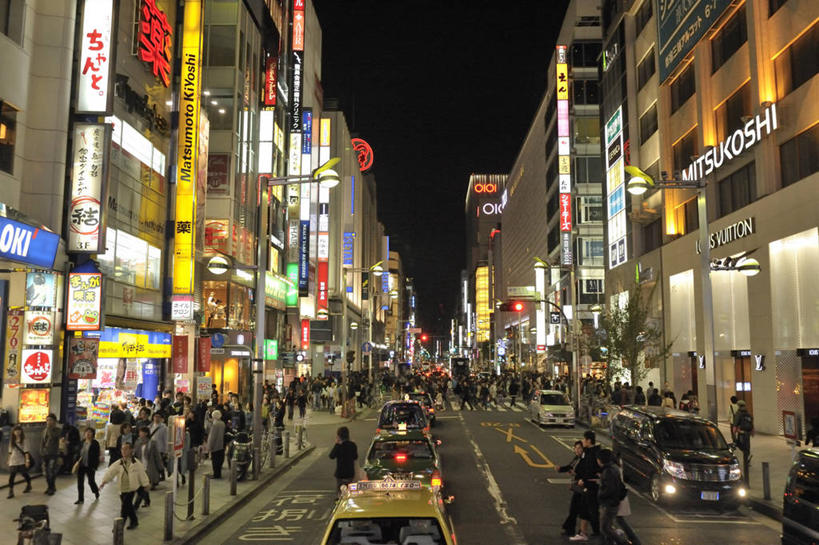 东方人,高楼大厦,站,走,横图,室外,夜晚,正面,度假,美景,城市风光,城市,大厦,道路,建筑,路,摩天大楼,夜景,指示牌,公路,汽车,照明,东京,日本,亚洲,一排,许多,行人,游客,游人,服装,整齐,装饰,标志,文字,景观,灯光,分界线,停车线,交通,很多,许多人,注视,休闲装,旋转,黄种人,娱乐,标识,路人,旅客,车,灯,排列,衣服,灯具,交通工具,轿车,观察,看,站着,一群人,享受,休闲,休闲服,景色,放松,服饰,观看,车行道,车行道分界线,华丽,修饰,照亮,点缀,察看,照明设备,队列,关注,载具,标线,东亚,车行线,本州,关东地方,本州岛,日本国,东京都,衬托,美观,雅致,雅观,过客,效果灯,男人,男性,年轻男性,年轻女性,女人,女性,亚洲人,马路,步行,散步,站立,走路,半身,彩图,大楼,高层建筑,高楼,摩天楼