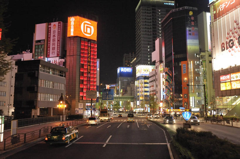 无人,高楼大厦,横图,室外,夜晚,正面,度假,美景,植物,城市风光,城市,大厦,道路,建筑,路,摩天大楼,夜景,指示牌,公路,汽车,照明,东京,日本,亚洲,环保,装饰,标志,文字,景观,灯光,分界线,防护,停车线,交通,旋转,娱乐,标识,车,灯,树,树木,绿色,自然,灯具,交通工具,轿车,享受,休闲,景色,放松,千代田区,生长,成长,车行道,车行道分界线,华丽,修饰,照亮,点缀,照明设备,美好,美妙,载具,标线,秋叶原,间隔,东亚,车行线,本州,关东地方,本州岛,日本国,东京都,衬托,美观,雅致,雅观,绿篱,生篱,树篱,植篱,效果灯,马路,彩图,大楼,高层建筑,高楼,摩天楼