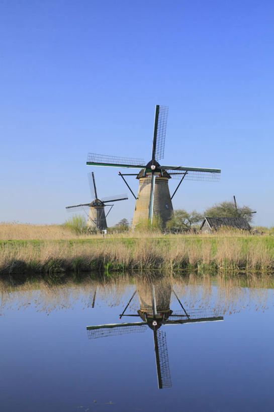 无人,竖图,室外,白天,正面,旅游,度假,灌溉,草地,草坪,河流,美景,水,植物,风车,欧洲,荷兰,阴影,环保,光线,影子,河水,景观,水流,娱乐,草,蓝色,绿色,蓝天,天空,阳光,自然,天,享受,休闲,景色,放松,能源,晴朗,回收,资源,浇灌,荷兰风车,西欧,自然风光,利用,低碳,循环,万里无云,磨坊,荷兰王国,尼德兰王国,持续,南荷兰省,小孩堤防,晴空,晴空万里,彩图