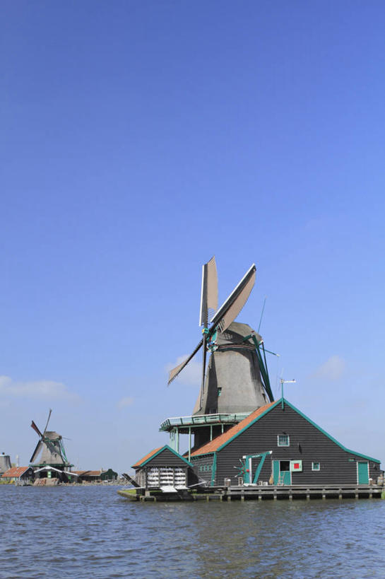 无人,家,竖图,室外,白天,正面,旅游,度假,灌溉,河流,水,标志建筑,地标,建筑,风车,欧洲,荷兰,阴影,环保,光线,影子,房屋,屋子,河水,水流,云,云朵,云彩,娱乐,建设,楼房,住宅,蓝色,白云,蓝天,天空,阳光,天,享受,休闲,旅游胜地,放松,能源,晴朗,回收,资源,浇灌,荷兰风车,西欧,利用,低碳,循环,磨坊,荷兰王国,尼德兰王国,持续,北荷兰省,晴空,彩图,房子,赞斯堡