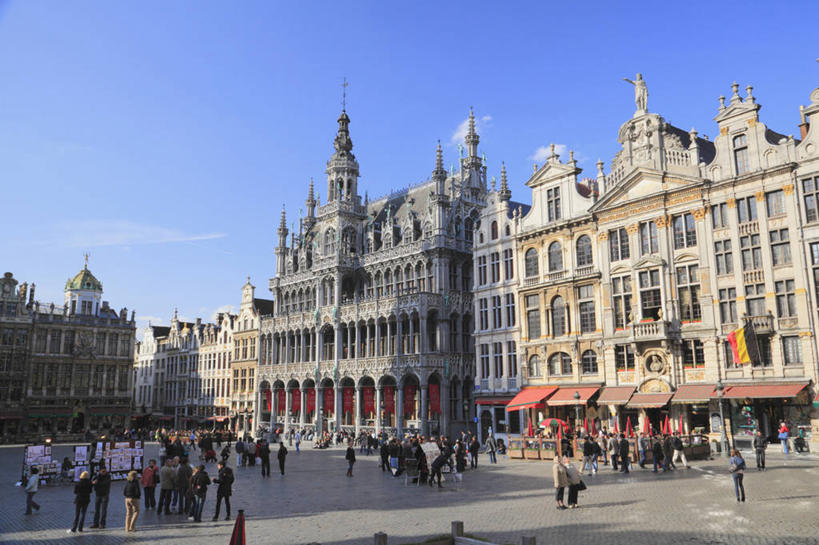 西方人,家,站,走,横图,室外,白天,正面,度假,美景,城市风光,城市,道路,路,公路,比利时,欧洲,欧洲人,行人,游客,游人,阴影,服装,光线,影子,房屋,屋子,景观,公寓,交通,首都,许多人,注视,休闲装,娱乐,洋房,楼房,路人,旅客,住宅,衣服,蓝色,蓝天,天空,阳光,天,观察,看,站着,一群人,享受,休闲,休闲服,景色,放松,服饰,晴朗,观看,察看,西欧,关注,布鲁塞尔,布鲁塞尔大广场,万里无云,比利时王国,过客,布鲁塞尔广场,男人,男性,年轻男性,年轻女性,女人,女性,白种人,晴空,晴空万里,马路,步行,散步,站立,走路,半身,彩图,房子